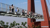 Dilhat dari bawah, orang-orang yang berjalan di atasnya tampak seperti melayang di atas jembatan. Istimewa/Xinhuanet/Xu Congjun.