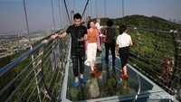 Pemandangan hijau di sekitarnya menambah rasa petualangan melintasi jembatan kaca ini. Istimewa/Xinhuanet/Xu Congjun.