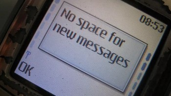 Nah lho, sudah kepenuhan tuh ruang SMS-nya. Pesan baru jadi nggak bisa masuk deh. Yuk hapus dulu SMS lamanya. (Foto: Boredpanda.com)