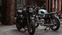Pertama adalah Bonneville T120 edisi spesial. Berkolaborasi dengan Ace Cafe sebuah tempat legendaris berkumpulnya pebalap jalanan di Inggris yang hingga saat ini masih eksis. Foto: Pool (Triumph)