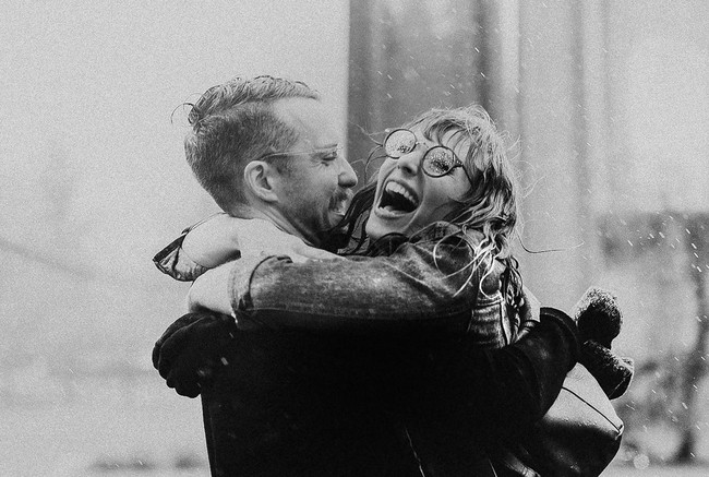 Foto yang menangkap kebahagiaan pasangan ini dengan sangat baik. Diambil di Portland, Amerika Serikat oleh Brittany Boote. Foto: Dok. Junebug Weddings