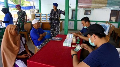 Warga Pulau di Sulsel Ini Ramai-ramai Tukar Uang untuk Lebaran