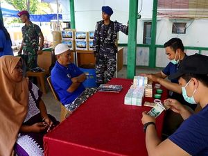 Warga Pulau di Sulsel Ini Ramai-ramai Tukar Uang untuk Lebaran