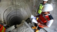 Paket I mencakup pembangunan bendungan utama, bangunan pelimpah, relokasi dan rehabilitasi jalan menuju bendungan, dan terowongan pengelak. Realisasi pengerjaan fisik paket I telah mencapai 79,9 % dengan target selesai akhir tahun ini. Biaya pengerjaan Paket I bersumber dari APBN pada tahun anggaran jamak (2013-2019) sebesar Rp 568 miliar. Pool/Kementerian PUPR.