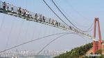 Jembatan Kaca Ini Bisa Tampung 2.600 Orang Sekaligus, Berani Coba?