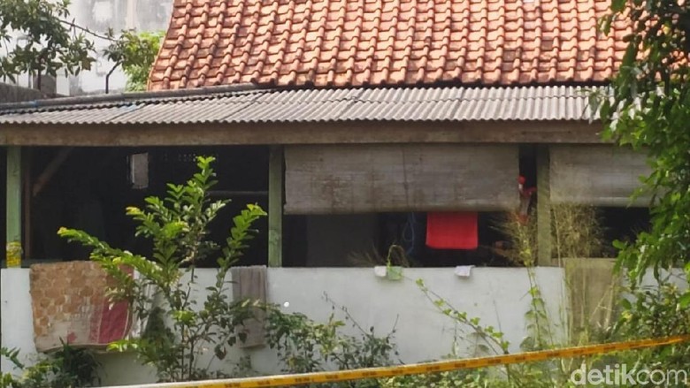 Istri Terduga Teroris Pak Jenggot Turut Diamankan Densus 88 Antiteror Istri Terduga Teroris Pak Jenggot Turut Diamankan Densus 88 Antiteror