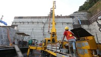 Progres pembangunan yang berlokasi 137 Km ke arah Tenggara Kota Makassar ini mencapai 50 persen dan ditargetkan selesai pada Mei 2020. Pengerjaan bendungan terbagi dalam dua paket yang konstruksinya mulai dikerjakan pada Desember 2013. Pool/Kementerian PUPR.