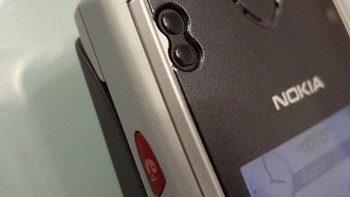 Speakernya berwujud seperti lekukan. Ponsel ini punya CPU 32 bit RISC yang berbasis ARM-9 dengan clockspeed 104 MHz. Sedangkan RAM 4 MB dan ROM 16 MB, sudah hebat di zamannya. Foto: istimewa