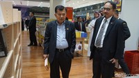 Saat berbelanja buku, Wapres JK didampingi Duta Besar RI untuk Qatar Muhammad Basri Sidehabi dan Hamid Awaluddin. (Foto: Ferdinan/detikcom)