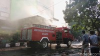 Sebanyak 21 mobil pemadam kebakaran diturunkan untuk mengendalikan api.