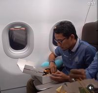 Buka Puasa di Pesawat, Sandiaga Makan Nasi Mandhi Pakai Tangan