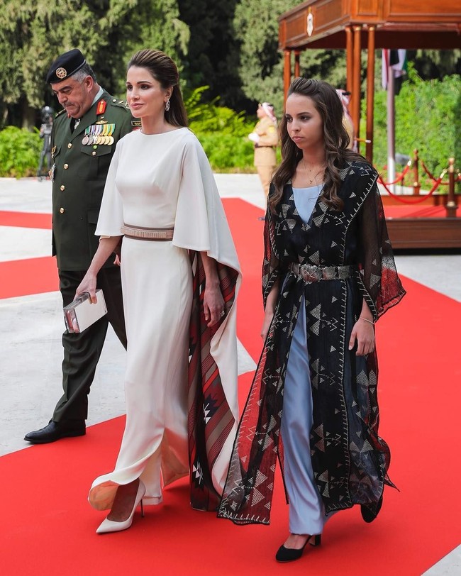 Rania menjadi ratu Yordania setelah sang suami, Abdullah, terpilih menggantikan ayah mertuanya, Rajah Huseein yang meninggal dunia. Dalam usia 28 tahun, dia dinobatkan sebagai Ratu Yordania. Foto: Dok. Instagram Queen Rania