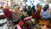 Beberapa warga memilih pakaian di salah satu kios di Pasar Tanah Abang.