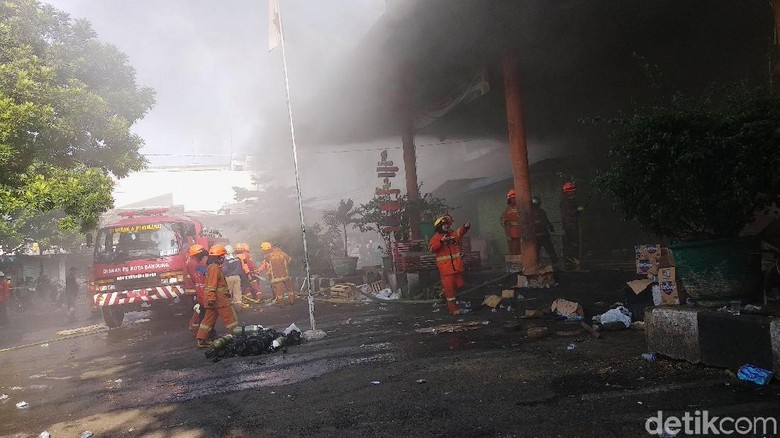 Hampir 18 Jam, Kebakaran Pasar Kosambi Belum Padam Hampir 18 Jam, Kebakaran Pasar Kosambi Belum Padam