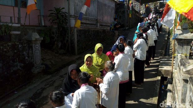 Saling mengucapkan selamat