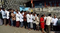 Dusun tersebut dikenal sebagai rumah yang penuh sikap toleransi. Seperti yang tampak pada perayaan waisak kali ini, di luar vihara Budha Bhumika, masyarakat Thekelan yang beragama Kristen dan Islam berbaris untuk menyambut umat buddha seusai menjalankan upacara waisak.