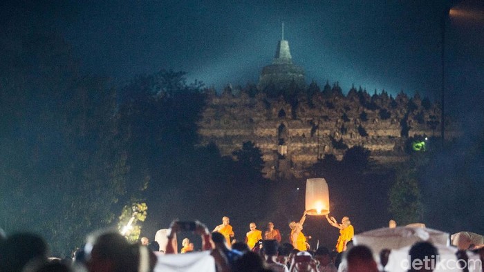 Sejumlah Biksu menerbangkan lampion perdamaian saat perayaan Waisak 2563 BE/2019 di Taman Lubini, Candi Borobudur, Magelang, Jawa Tengah, Minggu (19/5/2019). Pelepasan ribuan lampion itu merupakan simbol perdamaian serta menjadi rangkaian perayaan Tri Suci Waisak. ANTARA FOTO/Andreas Fitri Atmoko/wsj.