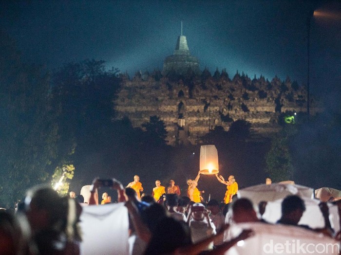Sejumlah Biksu menerbangkan lampion perdamaian saat perayaan Waisak 2563 BE/2019 di Taman Lubini, Candi Borobudur, Magelang, Jawa Tengah, Minggu (19/5/2019). Pelepasan ribuan lampion itu merupakan simbol perdamaian serta menjadi rangkaian perayaan Tri Suci Waisak. ANTARA FOTO/Andreas Fitri Atmoko/wsj.