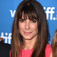 Sandra pernah tampil dengan poni yang membuat wajahnya terlihat awet muda. Foto: Dok. Getty Images