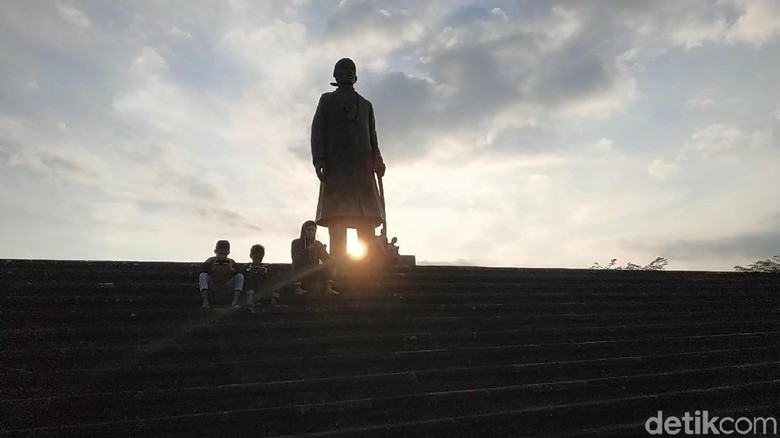Monumen Jenderal Sudirman, Tempat Ngabuburit Favorit Warga Pacitan Monumen Jenderal Sudirman, Tempat Ngabuburit Favorit Warga Pacitan