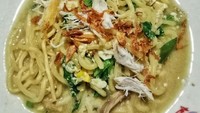 Mie lidi atau mie hokkian yang kenyal mulur jadi ciri khas mie Jawa. Topping suwiran ayam dan bawang goreng tak boleh ketinggalan. Foto : Instagram @kulijajan