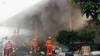 Asap tebal membubung dari lokasi kebakaran di Pasar Kosambi, Jalan Ahmad Yani, Kota Bandung, Minggu (19/5/2019) pagi.