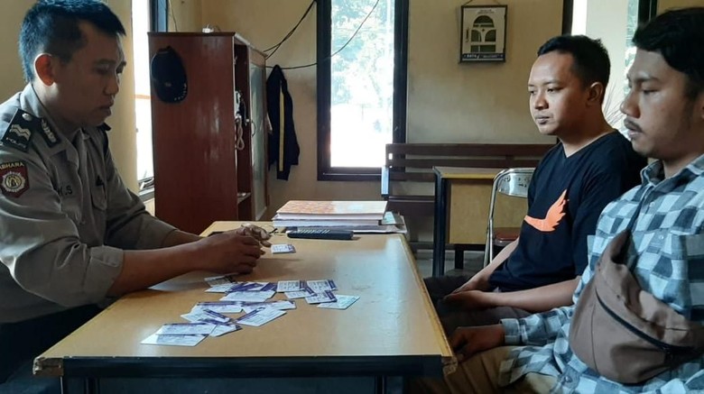 70 Kartu Indonesia Pintar Tercecer di Jalan Sudah Diserahkan ke Polisi 70 Kartu Indonesia Pintar Tercecer di Jalan Sudah Diserahkan ke Polisi