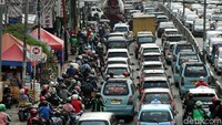 Pengendara hanya bisa melajukan kendaraannya secara perlahan-lahan.