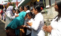 Umat Buddha di lereng Merbabu menerima ucapan selama dari umat Islam dan Nasrani, (19/5/2019).