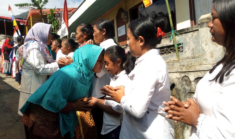 Umat Buddha di lereng Merbabu menerima ucapan selama dari umat Islam dan Nasrani, (19/5/2019).