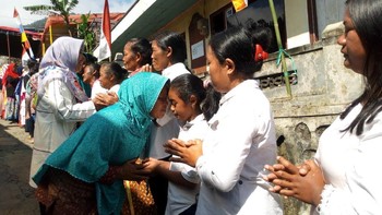 Umat Buddha di lereng Merbabu menerima ucapan selamat hari raya dari umat Islam dan Kristiani, (19/5/2019). Foto: Aji Kusuma/detikcom
