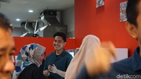  Khusus di hari pembukaan, Ternakopi memberikan promo menarik yakni beli 1 gratis 1. Tak heran banyak orang yang harus sabar demi bisa mencicip kopi ini. Foto: Devy Setya/detikfood