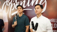 Masih bersama Kaesang, kali ini mereka memegang botol kopi. Bisnis Ternakopi milik kakak beradik ini menghadirkan kopi cold brew. Foto: Devy Setya/detikfood