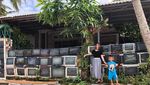 Jangan Heran, Pagar Rumah Ini Dibuat dari Tumpukan TV Bekas