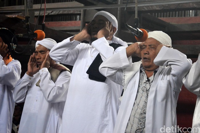Masjid Agung Sang Cipta Rasa memiliki tradisi unik, yakni azan pitu saat salat Jumat. Sesuai namanya, azan pitu dikumandangkan serempak oleh tujuh muazin.