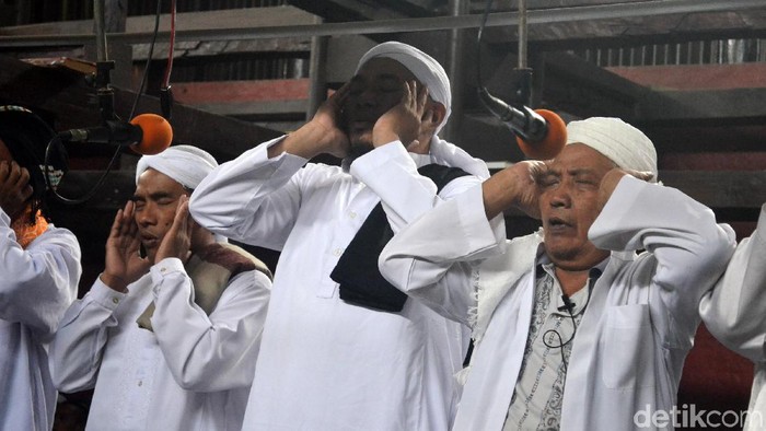 Masjid Agung Sang Cipta Rasa memiliki tradisi unik, yakni azan pitu saat salat Jumat. Sesuai namanya, azan pitu dikumandangkan serempak oleh tujuh muazin.