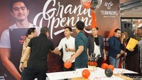 Saat grand opening, beberapa pimpinan pihak mall juga turut hadir dan memberikan ucapan selamat. Ternakopi sendiri berlokasi di lantai LG kawasan Pasar MOI yang memang khusus sebagai kawasan kuliner.Foto: Devy Setya/detikfood