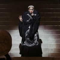 Dalam aksi panggungnya, Madonna terlihat memakai jubah hitam dengan penutup mata ala bajak laut yang dihiasi huruf X. Jubah tersebut membungkus mini-dress dan boots tinggi berbahan kulit. Adalah stylist bernama Eyob Yohannes yang berada di balik gaya tersebut.  Foto: Dok. Getty Images