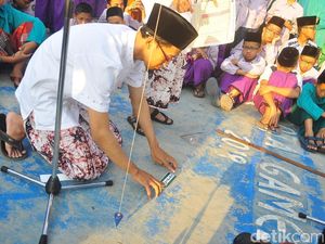 Santri di Kudus Belajar Tentukan Arah Kiblat Salat