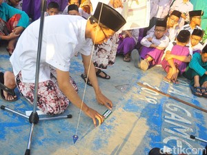 Santri di Kudus Belajar Tentukan Arah Kiblat Salat