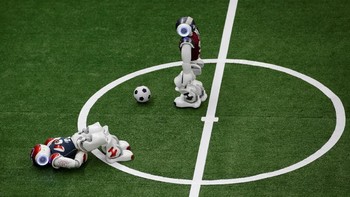 Ada robot yang jatuh. Diiringi protes atau tudingan diving tidak ya? (Foto: Jason Lee/Reuters)