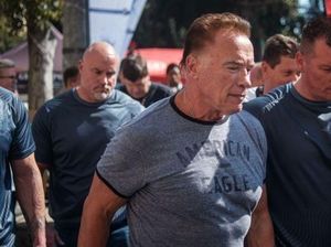 Arnold Schwarzenegger Ditendang, Netizen Salah Fokus Sama Tubuh Kekarnya