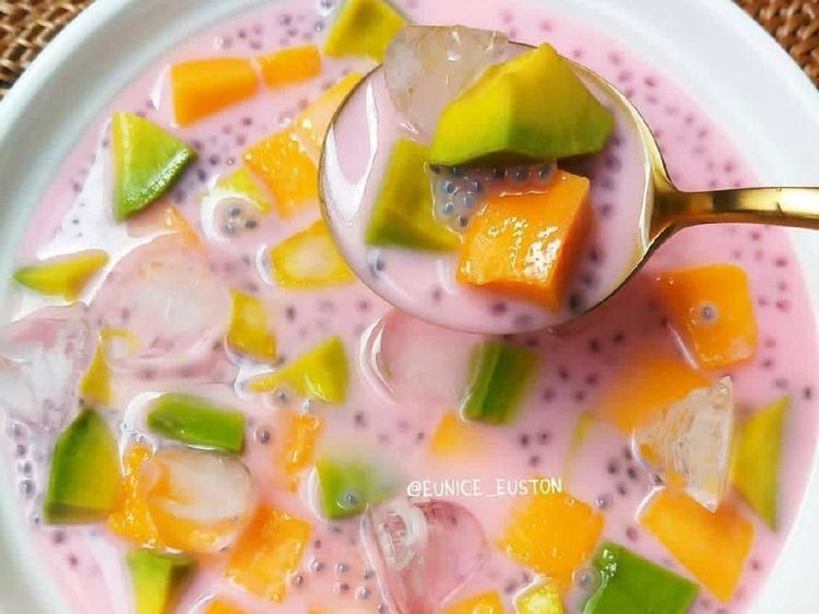 Siapa Mau Buka Puasa dengan Es Alpukat yang Creamy Dingin Ini?