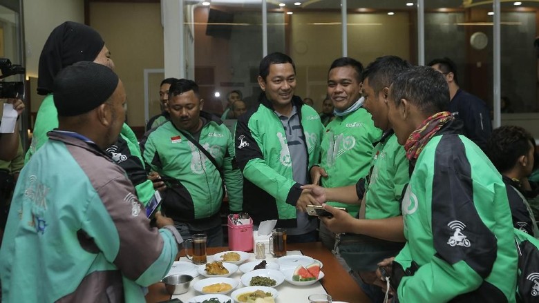 Saat Wali Kota Semarang Makan Sahur Bersama Driver Ojol Saat Wali Kota Semarang Makan Sahur Bersama Driver Ojol