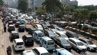 Antrean kendaraan menuju pusat perbelanjaan ini mengular mulai dari jalan Penjompongan, Jakarta.