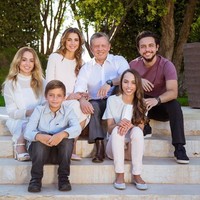 Ratu Rania kerap disebut sebagai sosok Cinderela modern yang menginspirasi. Terlahir dari keluarga non bangsawan dan tidak kaya-raya, kedua orangtua Rani berasal dari Palestina. Mereka kemudian pindah ke Amman, Yordania karena Perang Teluk Persia pada awal 90-an. Foto: Dok. Instagram Queen Rania