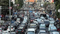 Arus lalu lintas di ruas jalan menuju pusat perbelanjaan Pasar Tanah Abang dan Thamrin City macet panjang, Minggu (19/5/2019).