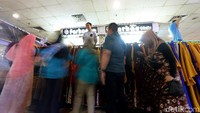 Rata-rata mereka mencari mukena, baju muslim, seperti gamis dan baju koko, juga baju muslim anak-anak.