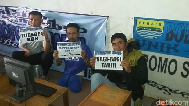 Puluhan Bobotoh Difabel Bandung Barat Bagi Takjil Gratis