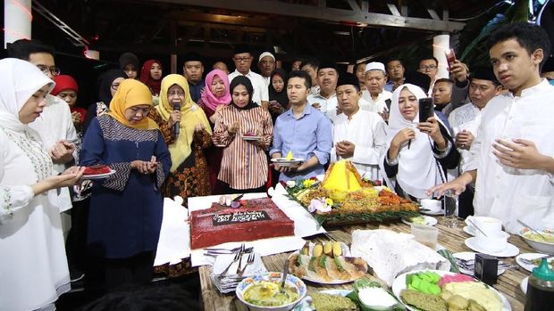 Saat Ultah ke 54, Khofifah Disebut Pemimpin 3 Zaman oleh Emil Dardak